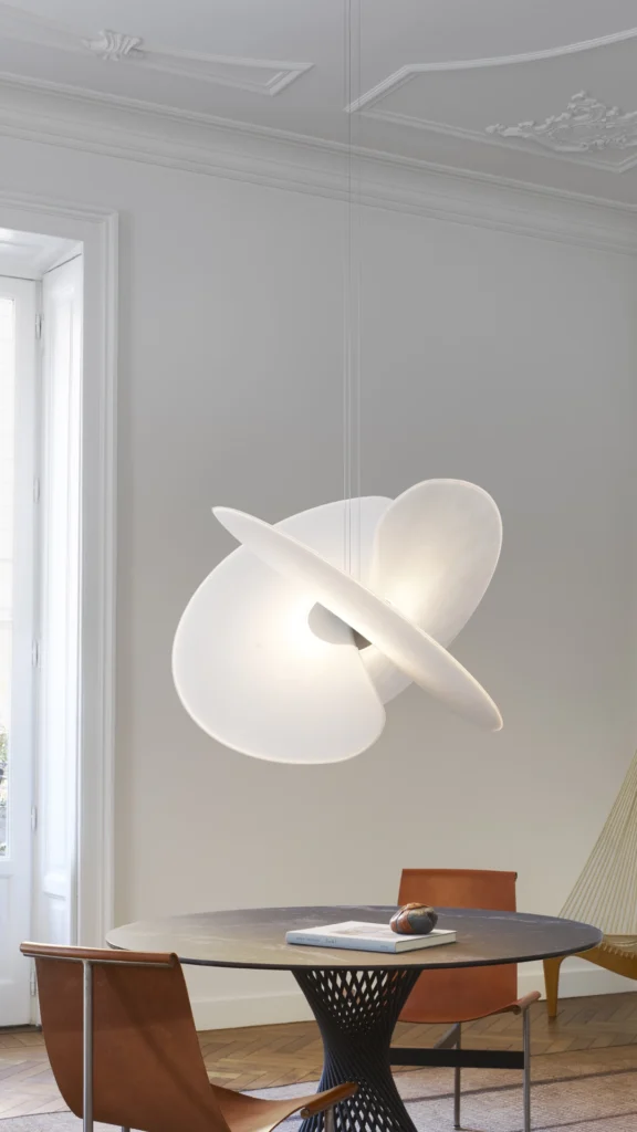 The chandelier Levante refines every space, from classic to modern ambience. 